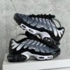 NIKE TN GRIS NEGRA