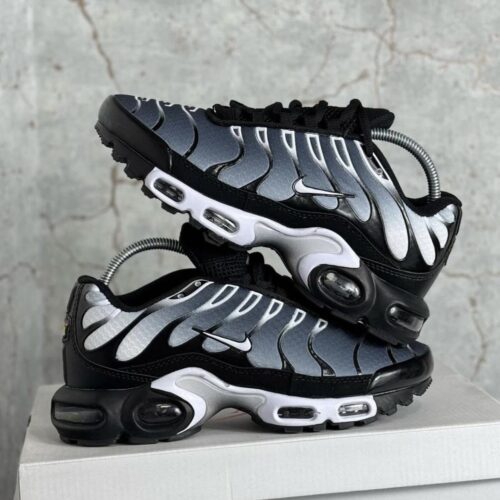 NIKE TN GRIS NEGRA