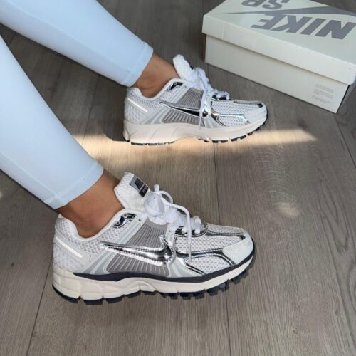 NIKE VOMERO BLANCA PLATEADA