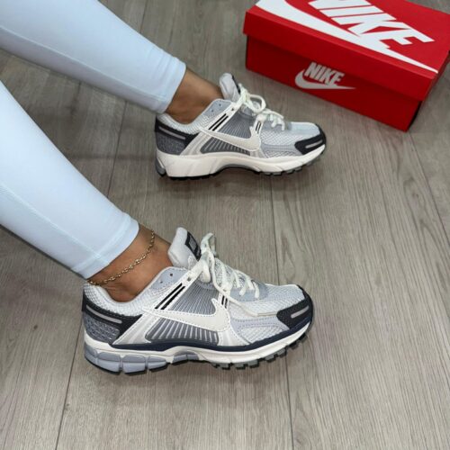 NIKE VOMERO GRIS BLANCA