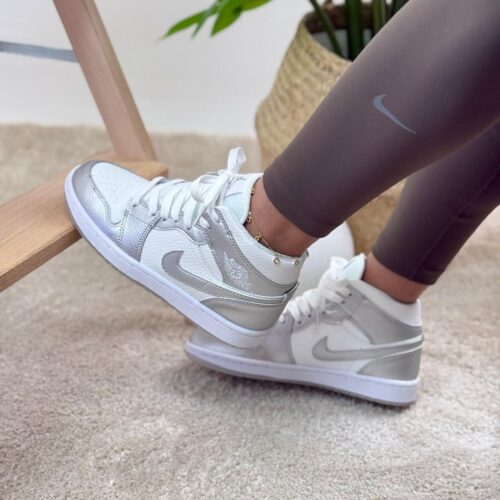 JORDAN RETRO 1 BOTA BLANCA GRS JORDAN RETRO 1 BOTA BLANCA PLATEADA