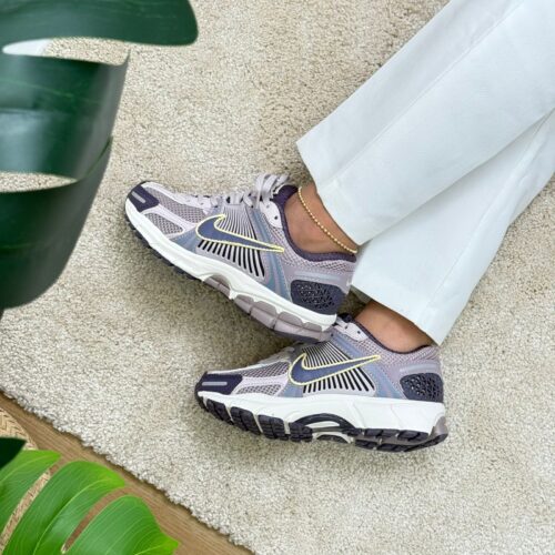 NIKE VOMERO GRIS NIKE VOMERO PLATEADA MORADO