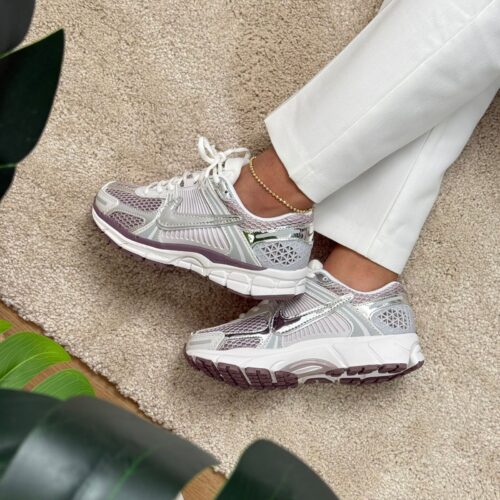 NIKE VOMERO PLATEADA MORADA NIKE VOMERO PLATEADO UVA